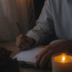 Imaginative Übererregbarkeit ist die Intensität der Vorstellungskraft: Bilder, Szenen, Möglichkeiten, Ideen. Das innere Kino läuft in hoher Auflösung. Manche erleben das als kreative Superkraft, andere als schwer zu stoppender innerer Film.